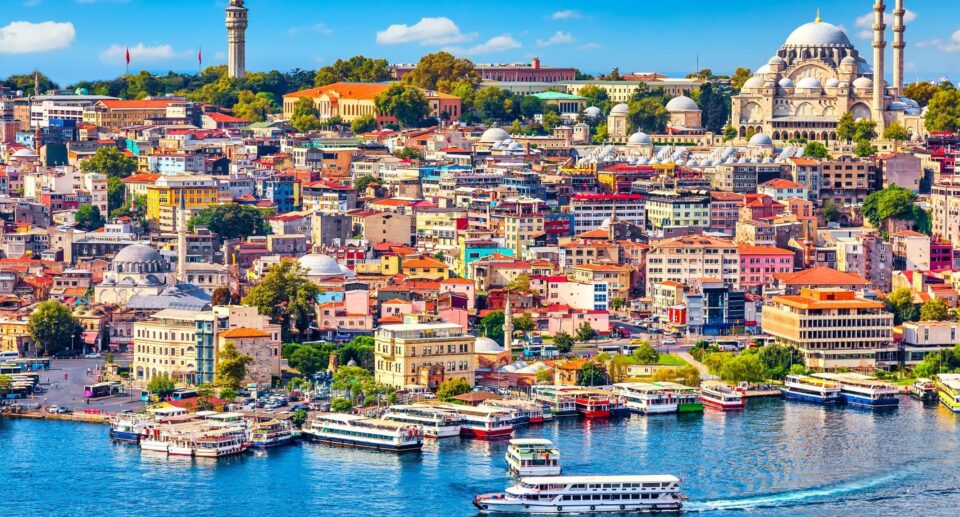 Explore Istanbul historical places! Top historical places, mosques, palaces & museums. Insider tips for an unforgettable journey.